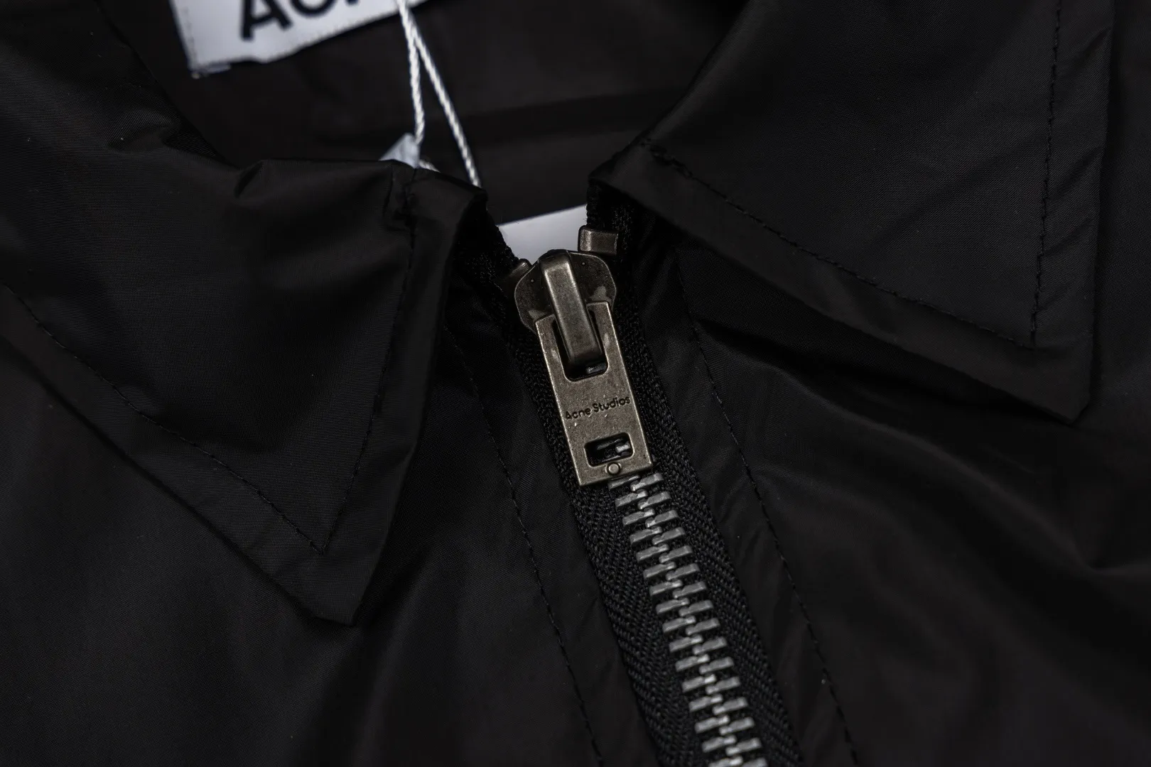 140 Acne Studios Lapel Coach Jacket Glossy nylon back lettering loose windproof jacket Classic lapel coach jacket version, STOCKHOLM back logo, Nordic simple style High-density glossy nylon fabric, light and crisp, windproof and water-repellent, with high-end gloss Metal main zipper + side eyelet details, cuff hem elastic cuffs, lock-type windproof Simple no large print on the front chest, letters on the back as a visual highlight, suitable for street commuting Style number: ST 014# Color: Off-white Black Burgundy Size: S-XL